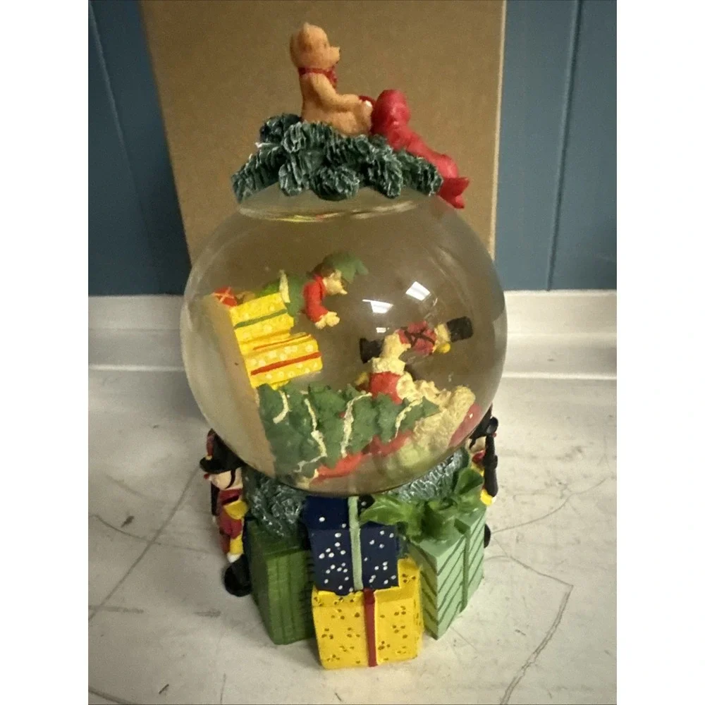 Avon 2001‎ Holiday Novelty Snow Globe Santa Presents Christmas Tree *see/read